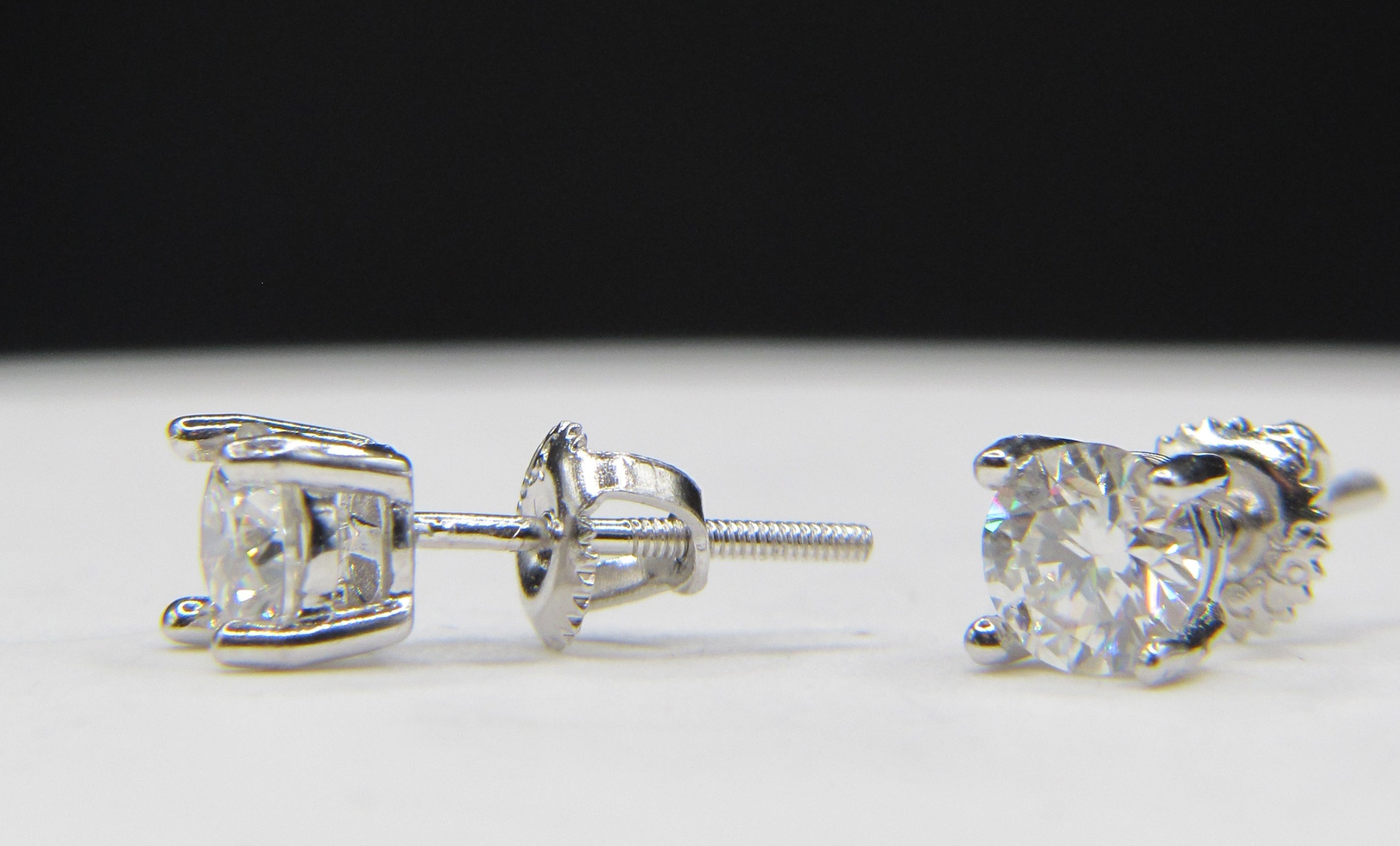 Éclat Screwback Solitaire Earrings